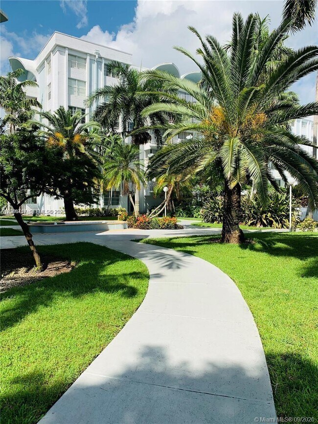 Foto del edificio - 488 NW 165th St