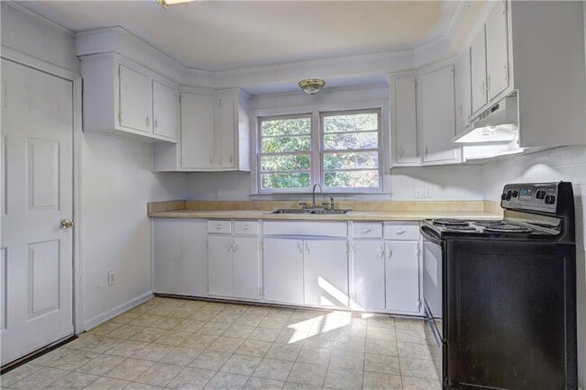 Building Photo - 2442 Tredway Dr
