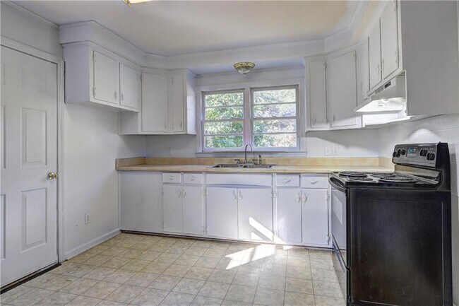 Foto del edificio - 2442 Tredway Dr