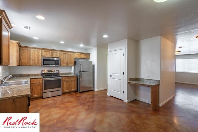 Building Photo - Charming 3 Bedroom Townhome with INTERNET INCLUDED & Dog-friendly!