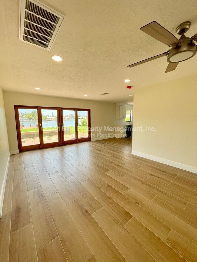 Building Photo - 724 Sunset Cove