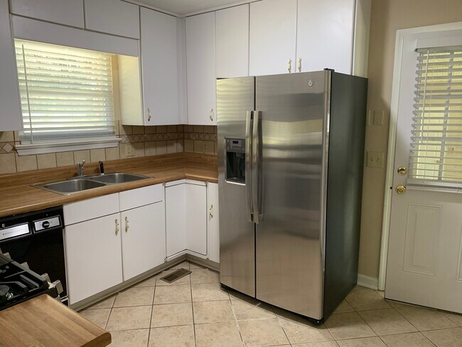 Building Photo - 3085 Speicher Cir