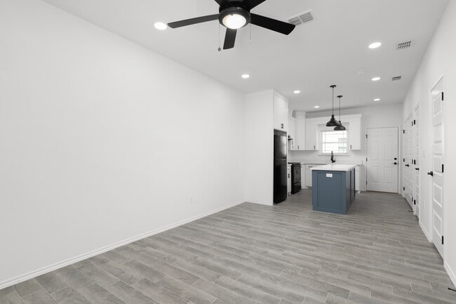 Building Photo - 405 Lion's Villa AV