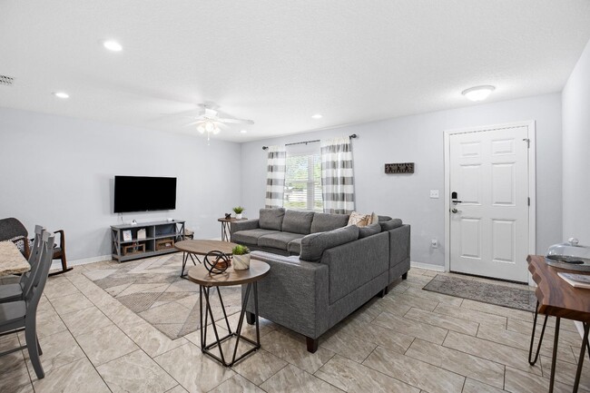 Building Photo - 37770 Kelly B Ct