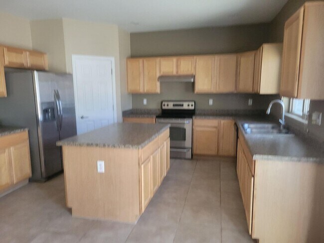 Building Photo - Beautiful 4 bed home with Den and Loft