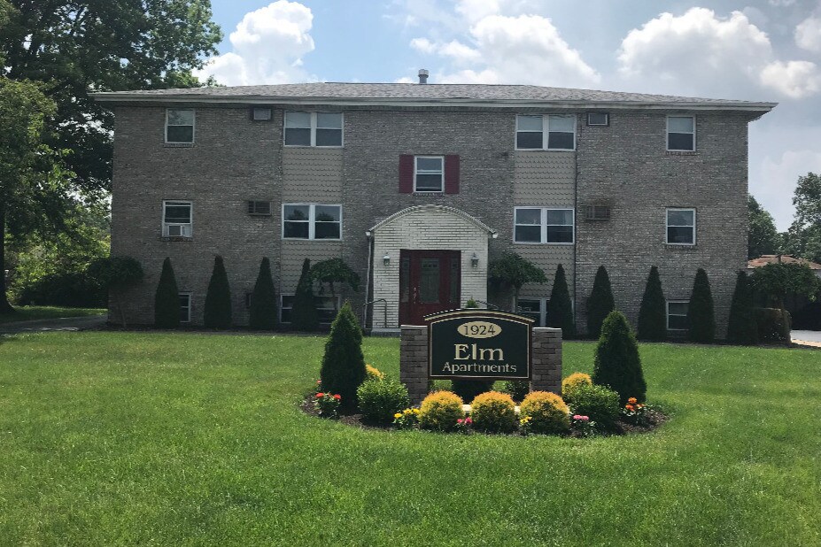 main entrance - 1924 Elm Rd NE