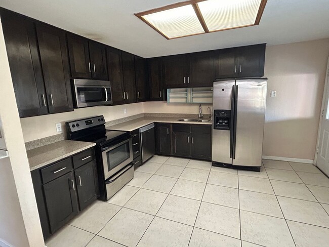 Building Photo - 3944 W Bethany Home Rd