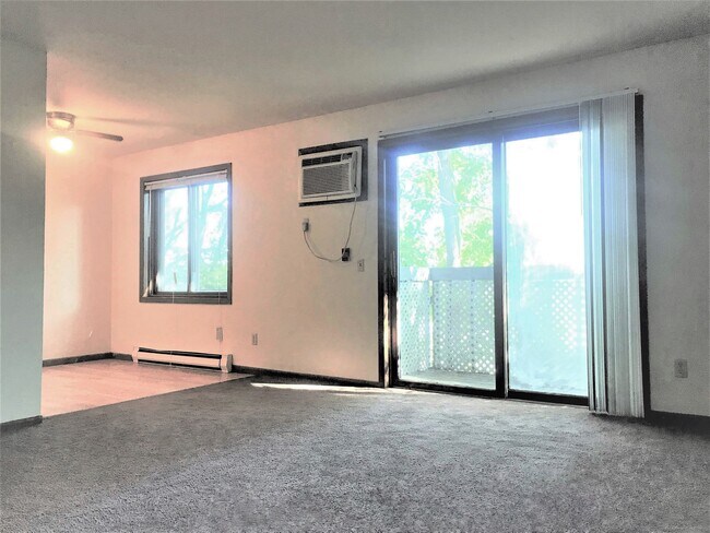 To Balcony - 914 N Oak St