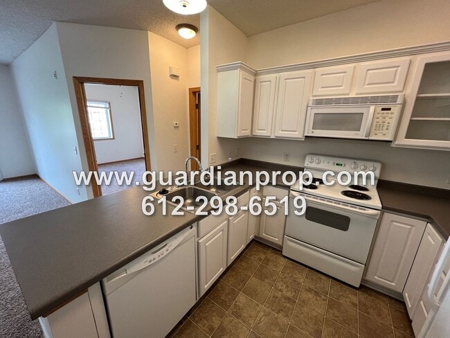 Building Photo - Townhouse Available June 1, Open Floor Pla...