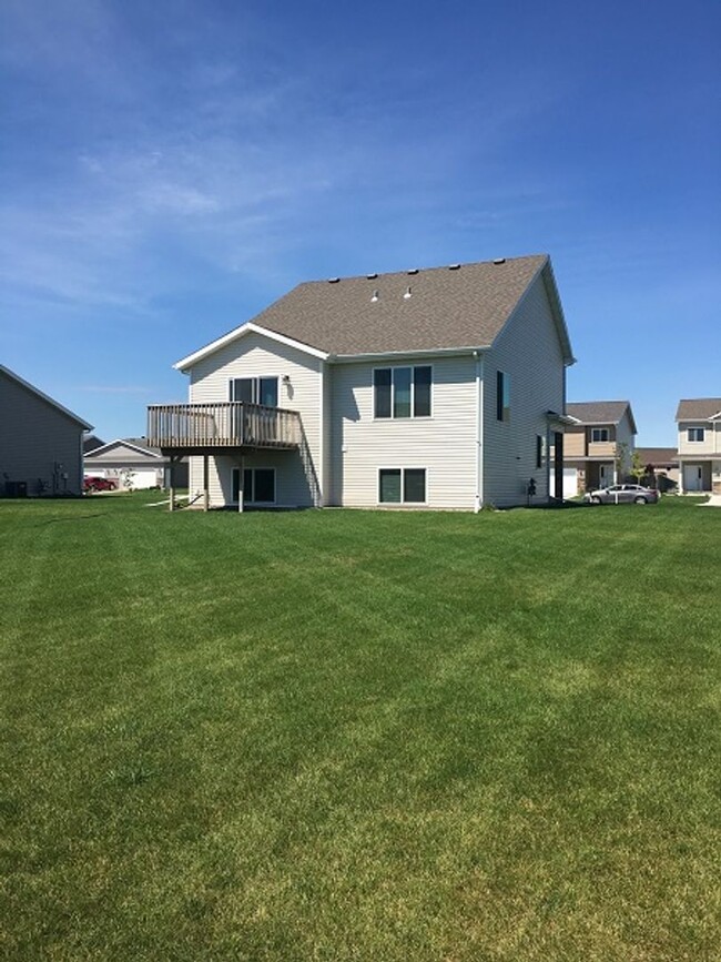 Building Photo - Spacious 3-bedroom, 3-bathroom house in Mo...