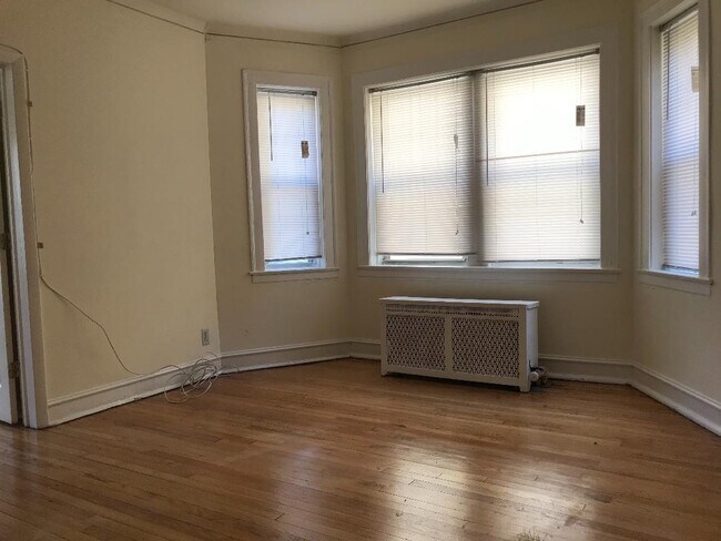 LIVING_ROOM1 - 6415 N Richmond St