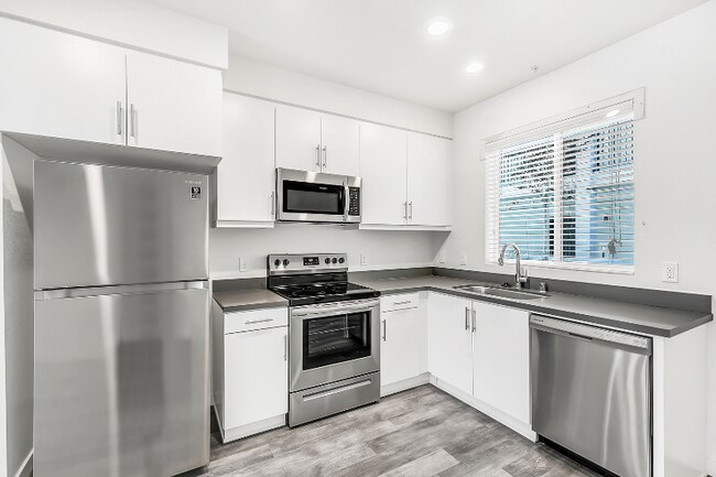 Foto del edificio - 1249 W 39th Pl