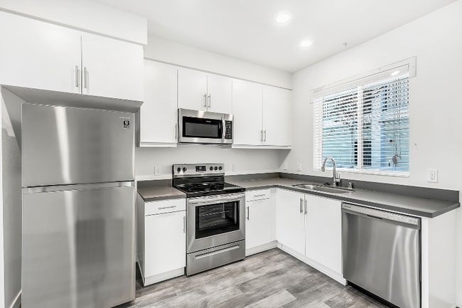 Building Photo - 1249 W 39th Pl