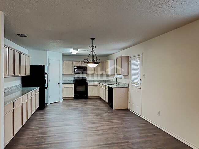 Building Photo - 16656 Jasmine Springs Dr