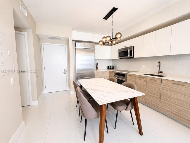 Building Photo - 1300 Brickell Bay Dr