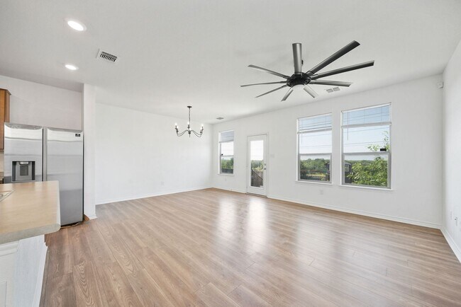 Building Photo - 4 Bedroom 2.5 Bathroom located in Overlook...