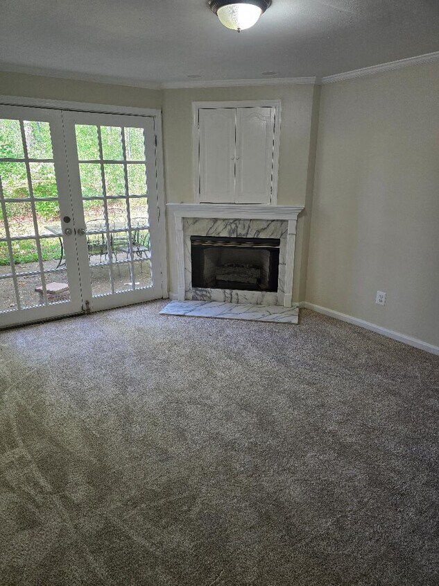 Sala de recreo con salida al exterior - 439 Ridgemore St