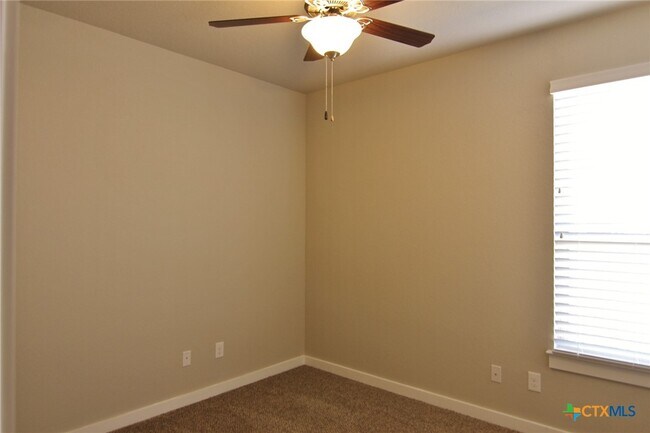 Building Photo - 553 Creekside Frst