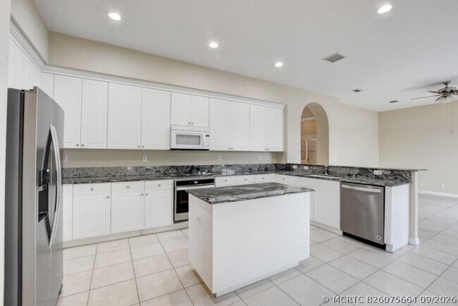 Building Photo - 1388 Beacon Cir