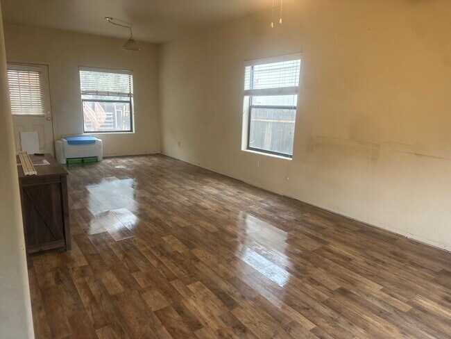 Foto del edificio - 720 N 6th Dr