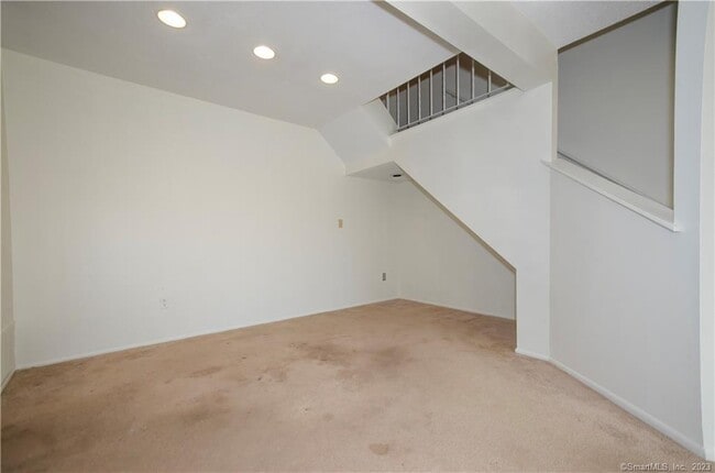 Building Photo - 92 Limewood Ave