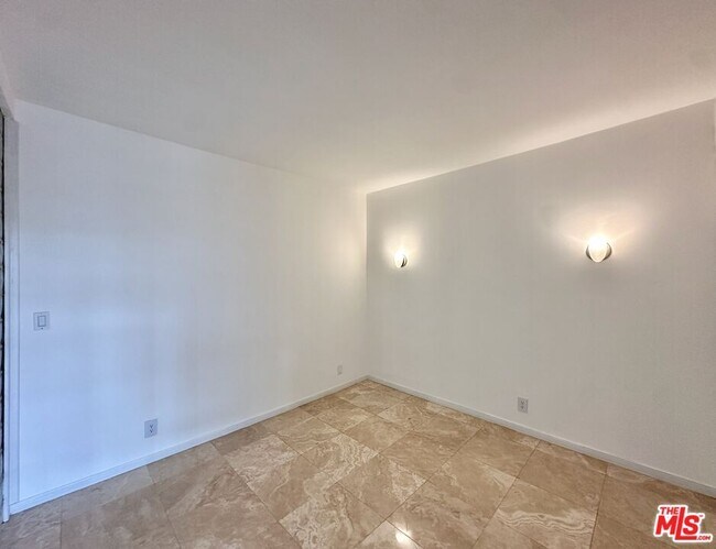 Building Photo - 999 N Doheny Dr