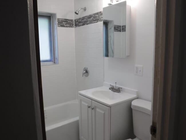 Baño - 84th Place & Ingleside
