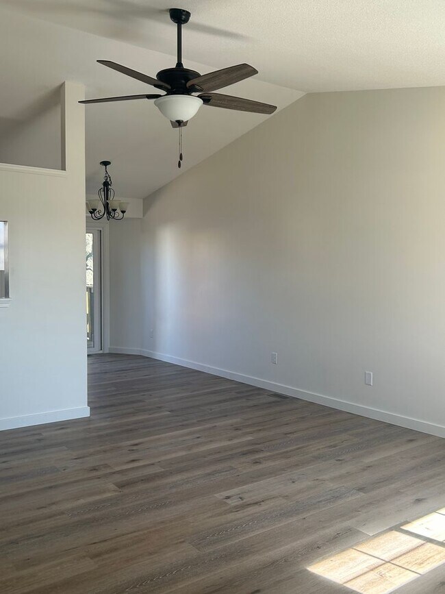 Foto del edificio - Remodeled West Side Home -4 bedroom