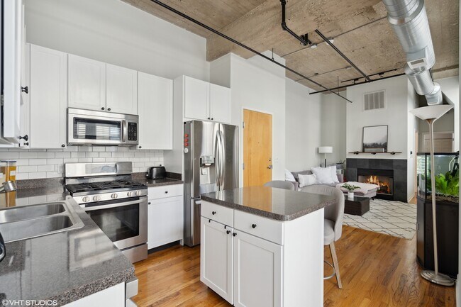 Building Photo - 758 N Larrabee St