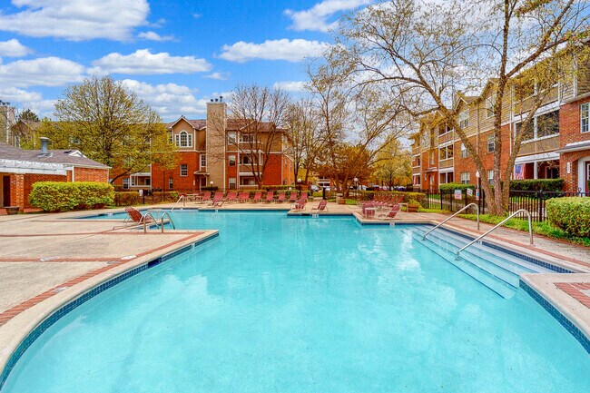 Foto del edificio - 1411 Johnson Dr