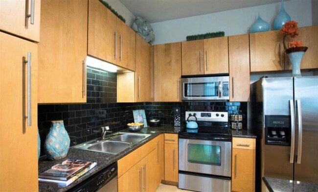 Building Photo - 1725 Cres Plaza Dr