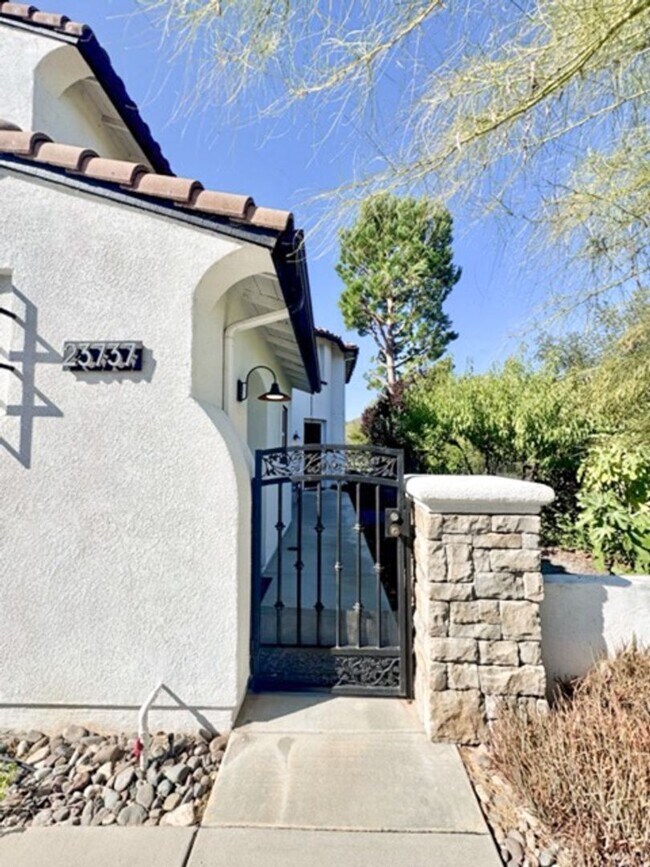 Building Photo - For Lease – Fully Renovated & Furnished Ne...