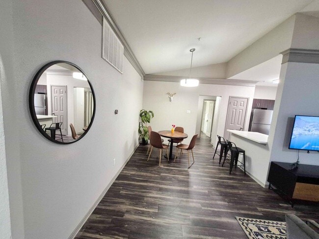 Foto del edificio - 12100 Metric Blvd