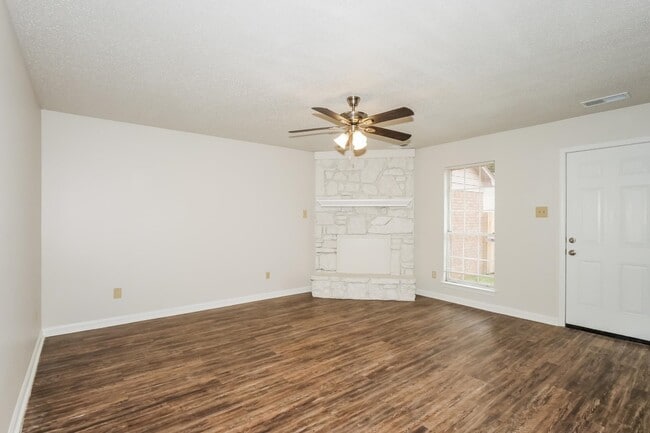 Building Photo - 5530 Oak Branch Cir N