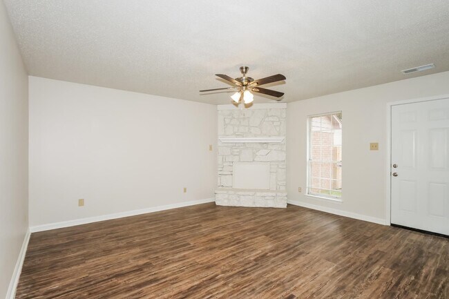 Foto del edificio - 5530 Oak Branch Cir N