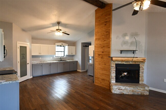 Building Photo - 405 County Rd 2296
