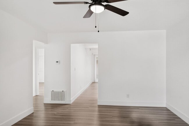 Foto del edificio - Fully Renovated 2 Bed, 2 Bath Home with Central A/C, Detached Garage & Brand-New Appliances.