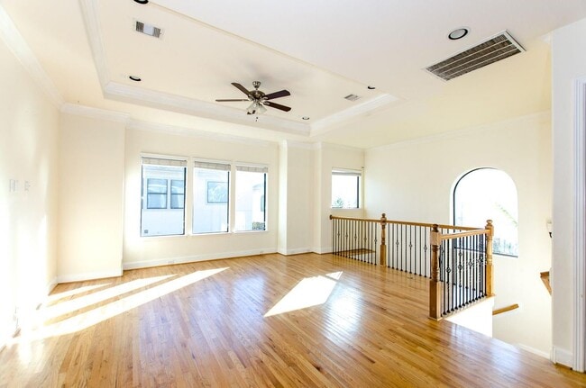 Building Photo - 308 Grove St