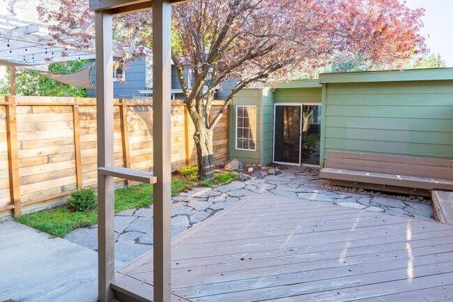 Foto del edificio - Updated Boise Ave. Townhome in great location!