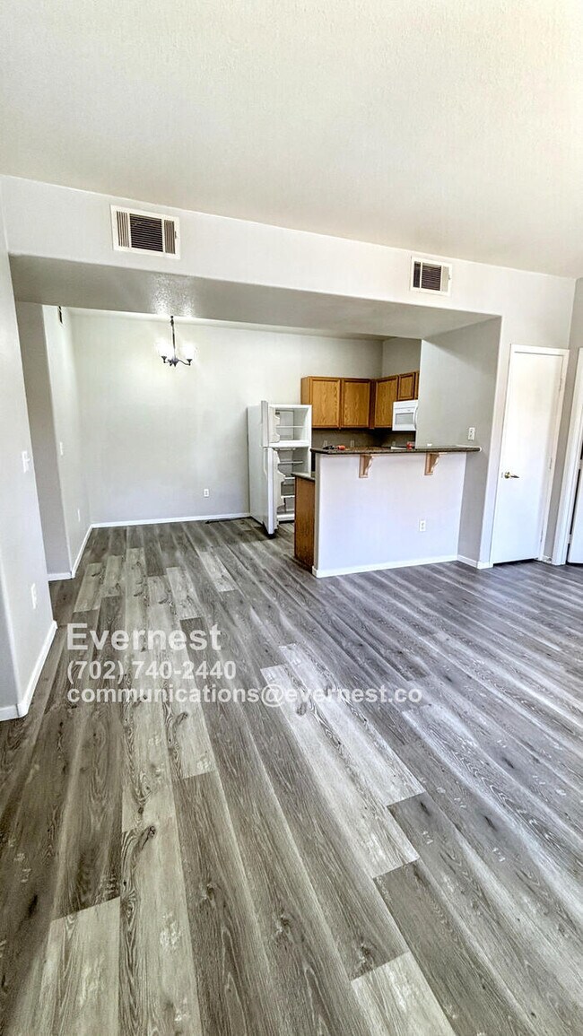 Building Photo - Lovely 2-Bedroom Condo with Convenient Acc...
