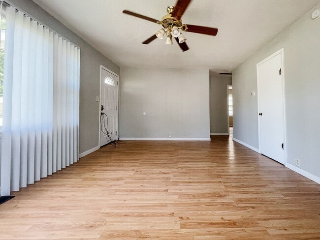 Building Photo - 4 Bed 2 Bath