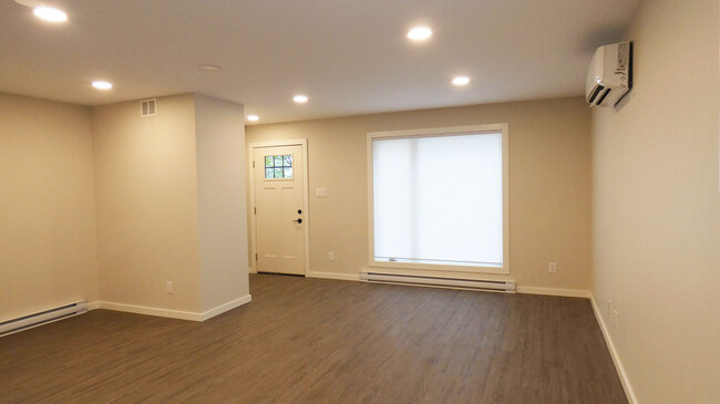 Building Photo - 206 Yale Ave E