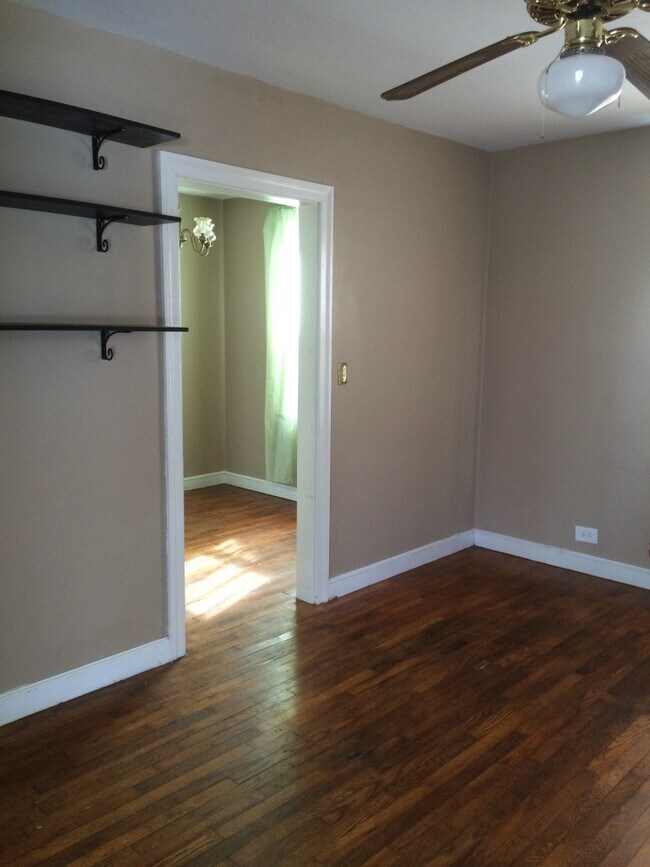 Building Photo - Rosewood Cutie