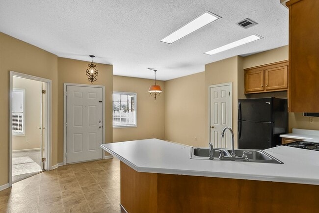 Building Photo - 2 Bed 2 Bath