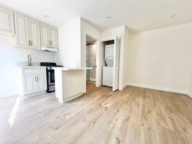 Building Photo - 302 N Mansfield Ave
