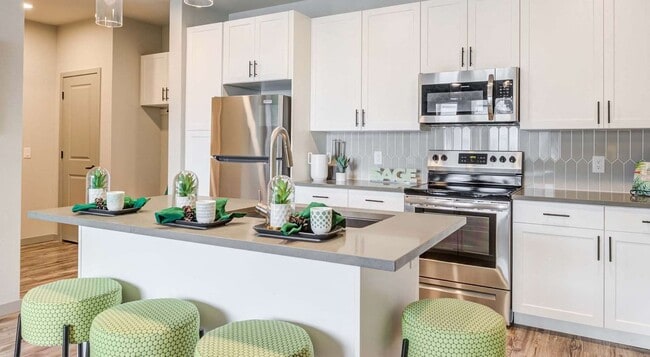 Cocina Gourmet con Electrodomésticos de Acero Inoxidable. - View on Centennial