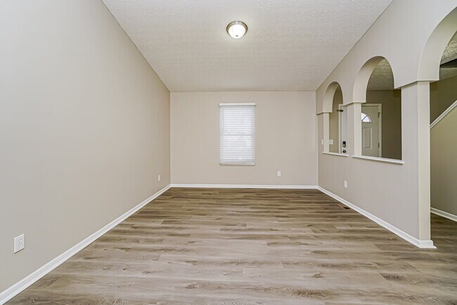 Foto del edificio - 6047 Rover Ln