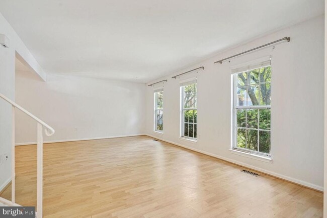 Foto del edificio - 9909 Hemlock Woods Ln