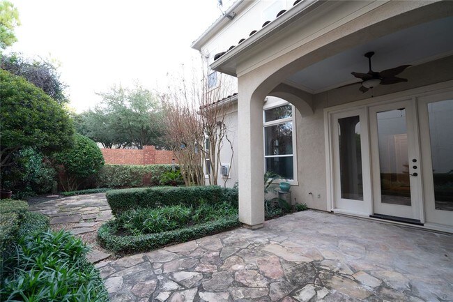 Building Photo - 2706 Tudor Manor