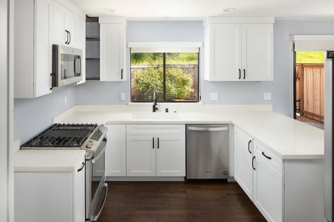 Building Photo - 42 Oakcrest Dr